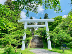 新緑の土津神社白大鳥居