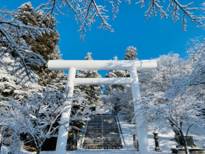 深雪の土津神社白大鳥居