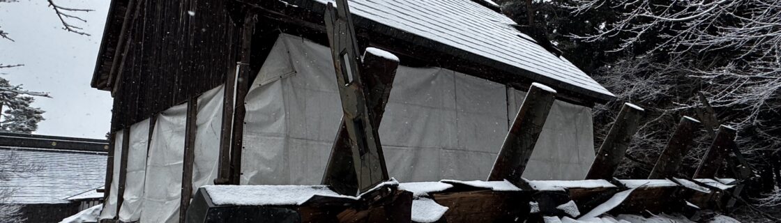 大きく破損した御本殿と落下した棟木